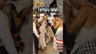 Download lagu Juru Sunggi Mer1ng1s kesak1tan dan tidak bisa bergerak #calonarang #balineseculture #shorts mp3