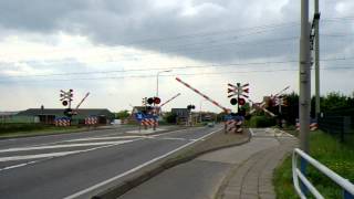 preview picture of video 'Spoorwegovergang Hillegom / Dutch Railroad-/ Level Crossing/ Bahnübergang/ Passage a Niveau'
