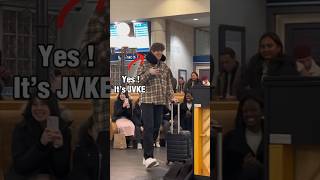 Download lagu JVKE plays golden hour at public train station.. vid creds: @emiliopiano.official #goldenhour mp3