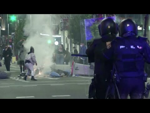 スペインでCOVID規制を巡って激しい衝突が発生 (Violent clashes in Spain over COVID restrictions)