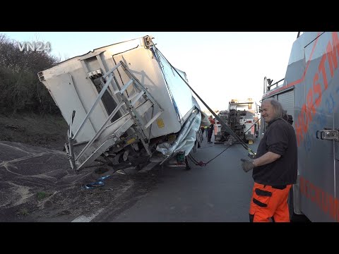 07.03.2022 - VN24 - Sattelzug mit Raps auf A2 bei Oelde verunglückt - aufwendige Bergung