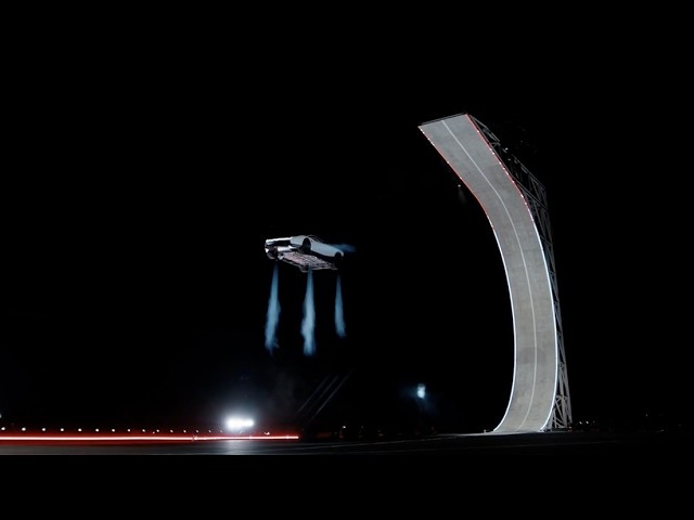 IMPRESIONANTE VIDEO: Nuevo modelo de Tesla desafía la gravedad con un salto en el aire