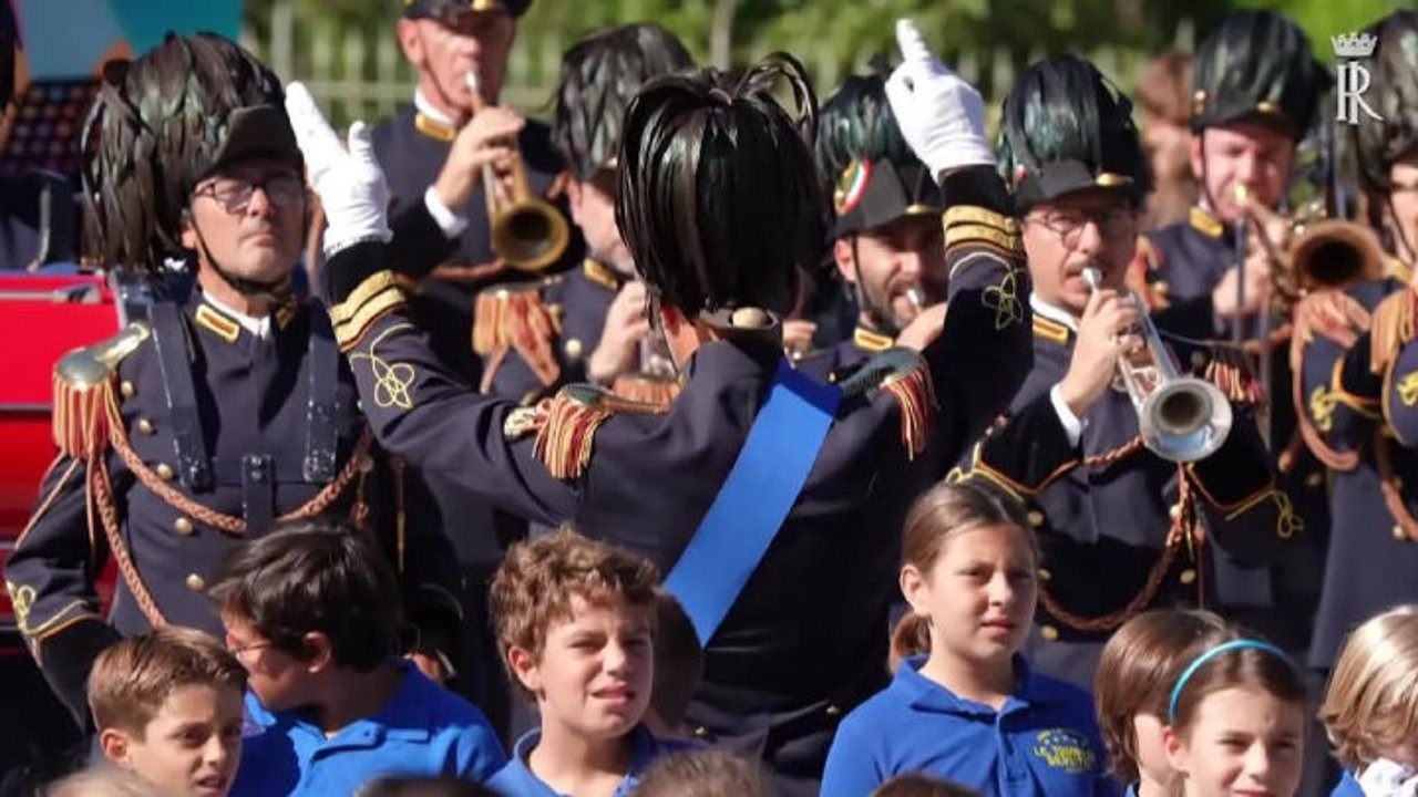 Mattarella a Castelporziano, l’esecuzione dell’inno di Mameli in Lis dal coro delle Mani Bianche