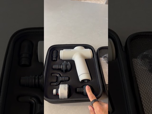 Video teaser for KOOR Massage Pistole Caalda Pro Review | Dominique testet die Massage Gun für schnelle Erholung