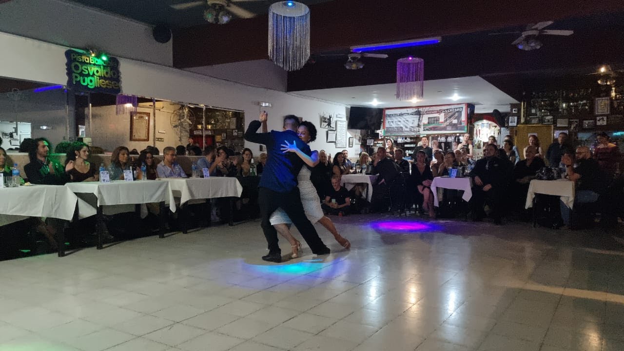 ANGELA MELENDEZ &  DAVID MATEU || Al pasar (Enrique Campos & Ricardo Tanturi y Orquesta) [ Vals]