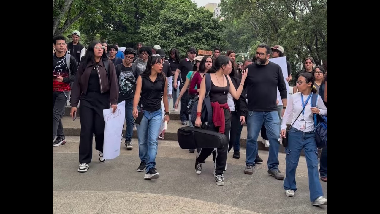 Ministro de Cultura atiende protesta de estudiantes de Unearte
