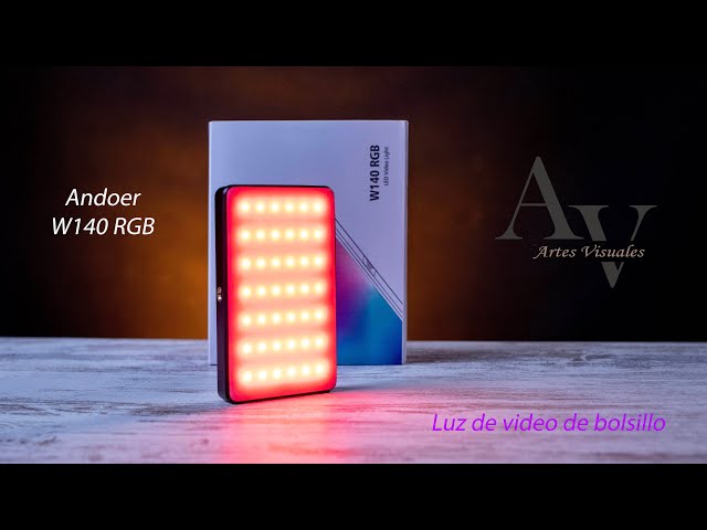 Vídeo relacionado con Andoer W140 Luz de Video LED RGB, Luz de Cámara RGB Recargable CRI95 + 2500K-9000K 20 Efectos de Luz Regulables con Pantalla LCD Adaptador de Zapata Fría para Grabación de Videoconferencia