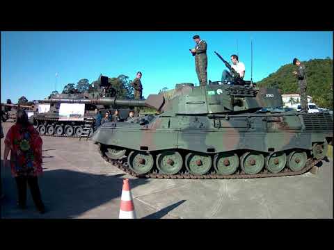 O dia que entrei em um tanque de guerra na EXPO DEFENSE na base aérea de Florianópolis SC Brasil.