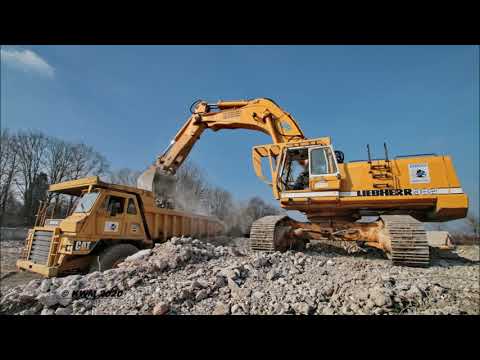 Liebherr R982LC loading CAT 769C