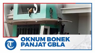 Oknum Bonek Nekat Panjat Stadion GBLA untuk Saksikan Laga Persebaya Vs Persib