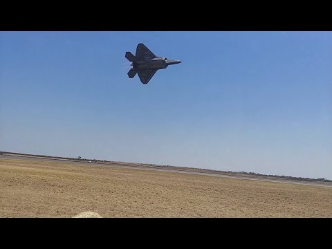 F-22 Raptor HARD TURN with Afterburners - Avalon Airshow 2019
