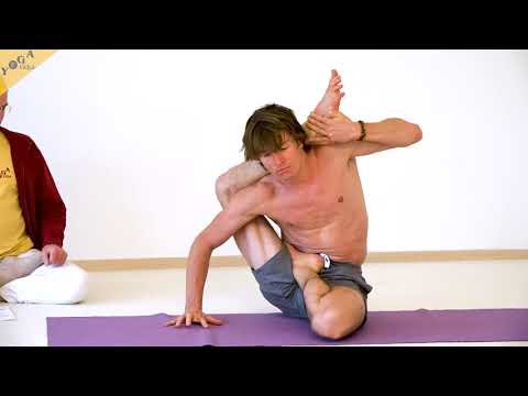 Om-Pose mit Fuß hinter dem Kopf - Omkarasana - Yoga Asana Lexikon