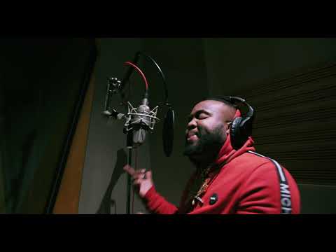 MO3 "Hating On Me" (In-Studio Performance)