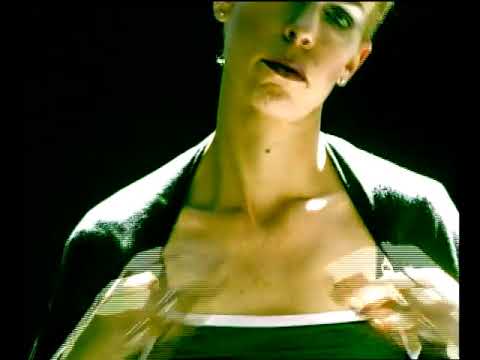 Μαρίνα Σκιαδαρέση - Δεν Ακούς Ι Marina Skiadaresi - Den Akous - Official Video Clip