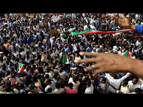 احتفالات عارمة في السودان ابتهاجاً بـ"تنحي" البشير وأنباء عن إطلاق سراح المعتقلين…