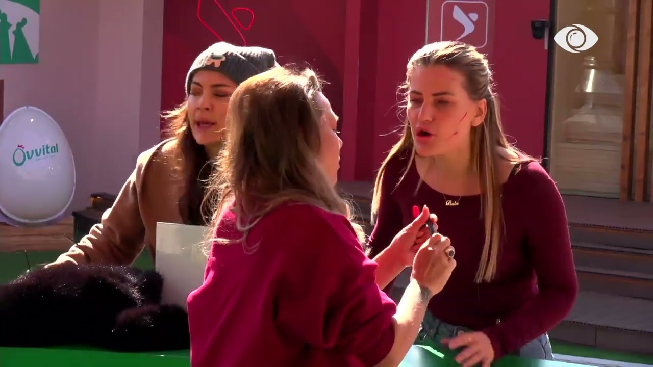 “O dhunuese”/ Debat i ashpër mes Gertës dhe Valbonës, banorja e vizaton sërish në fytyrë