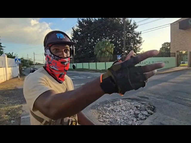 URGENTE: Taxistas Arregam Buracos na Red Hills Road! Veja o Que Aconteceu!