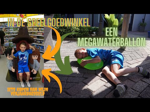 Naar de speelgoedwinkel en we hadden een mega waterballon #49