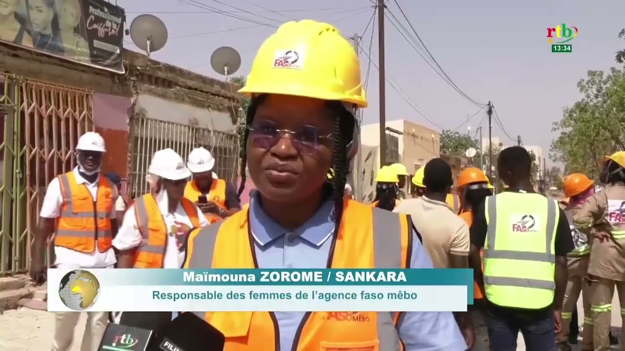 Les femmes de l’agence Faso Mêbo mobilisées pour des travaux d’assainissement à Ouagadougou