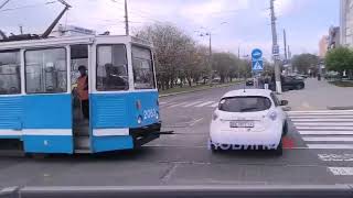В Николаеве трамвай перегородил дорогу на оживленном перекрестке