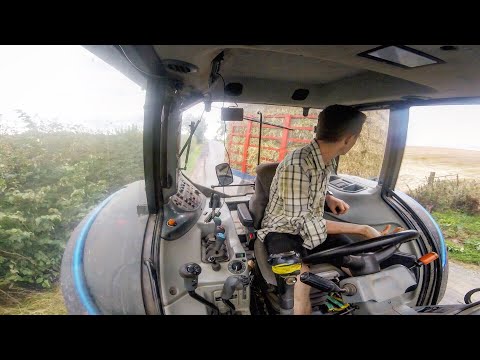 Valtra straw cart, JCB 535 loading