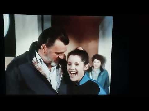 Les routes du paradis a épisode la chanson du Dauphin "  lee sur le dos de max le dauphin "