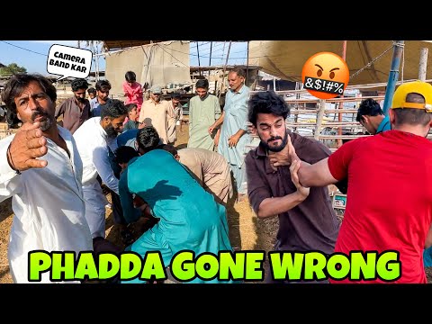 FAKE FIGHT PRANK IN COW MANDI 😱 GONE WRONG 🤬 | PHADDA | MISHKAT KHAN