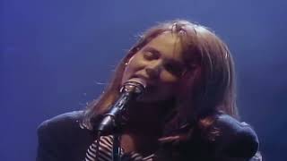 Belinda Carlisle - Love Never Dies (official music video)