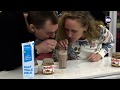Lifehack getest - Warme chocomelk van bijna lege potten Nutella