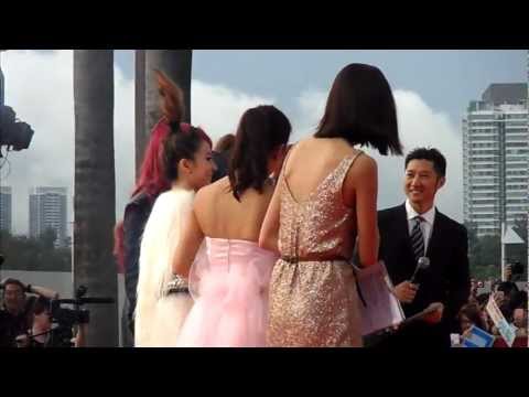 2NE1 at MAMA 2011 singapore red carpet 3