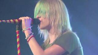 Paramore Turn it Off -  Live (lyrics)