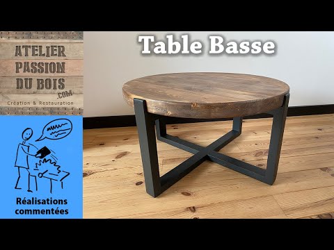 une table basse ronde en bois