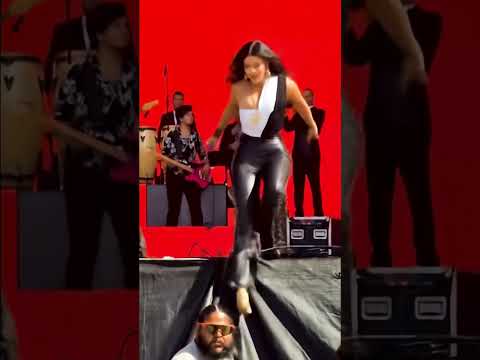 Angela Aguilar falls at a concert 😱