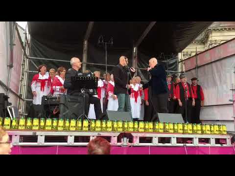Zwanenkoor en Andre Vrolijk met Mark Enthoven en Georgie Davis op de Dam in Amsterdam