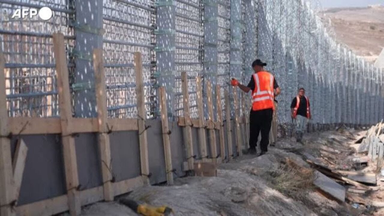 Libano, muri in costruzione al confine con Israele