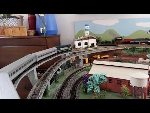 Locomotiva G 12 Companhia Paulista com carros de passageiros RFFSA.