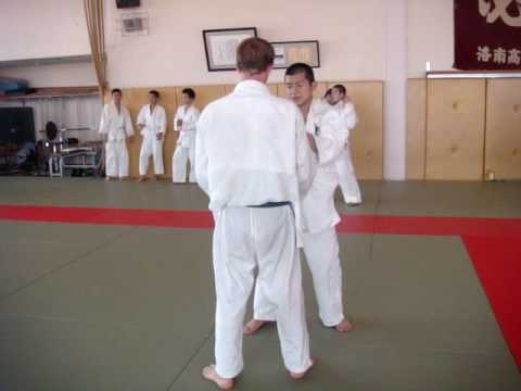 lee from uni judo teaching yoko tomoe nage.MPG