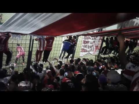 "Penal de Bieler, Gol para San Martín /Matar a esos putos a todas las gallinas y a todos los bostero" Barra: La Banda del Camion &bull; Club: San Martín de Tucumán