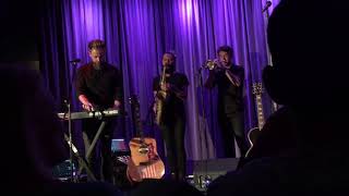 Mondo Cozmo- Hold On To Me (piano)