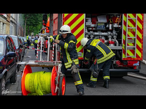 FEUER 2Y - Feuerwehr rettet 12 Menschen aus brennendem Wohnhaus in Köln-Mülheim | 08.06.2020