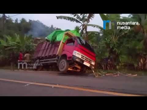 Kecelakaan Truk Muatan Pakan Ayam di Jalan Lintas AMD, Sopir Selamat Tanpa Luka