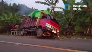 Kecelakaan Truk Muatan Pakan Ayam di Jalan Lintas AMD, Sopir Selamat Tanpa Luka