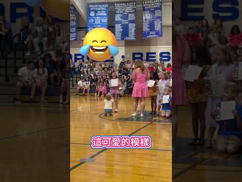 幫姐姐拍照的專業攝影師弟弟
