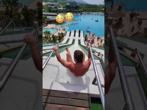 Salto mortal en un tobogán 😂😱 (via @highdiverfly) #shorts