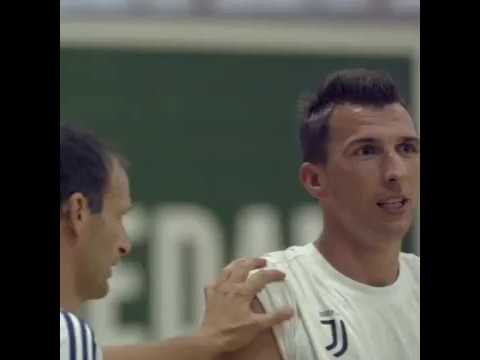 Juventus, sfida a basket tra Allegri, Mandzukic, De Sciglio e Rincon!