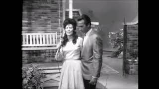 Loretta Lynn - He's Got The Whole World In His Hands – Music Video