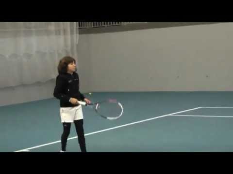 Paula Arias entrenando en la sede de la Federación de Tenis de Castilla y León