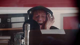 Cilla with the Royal Liverpool Philharmonic Orchestra - You&#39;re My World ft. Cliff Richard (Video)