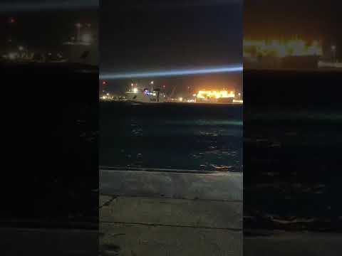 La nave Rio Marina Bella tenta di attraccare a Piombino nonostante il vento