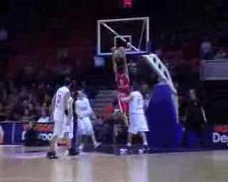 06 03-10-07 BvB BCO-Ninane - Elvir Ovcina dunkt assist van V